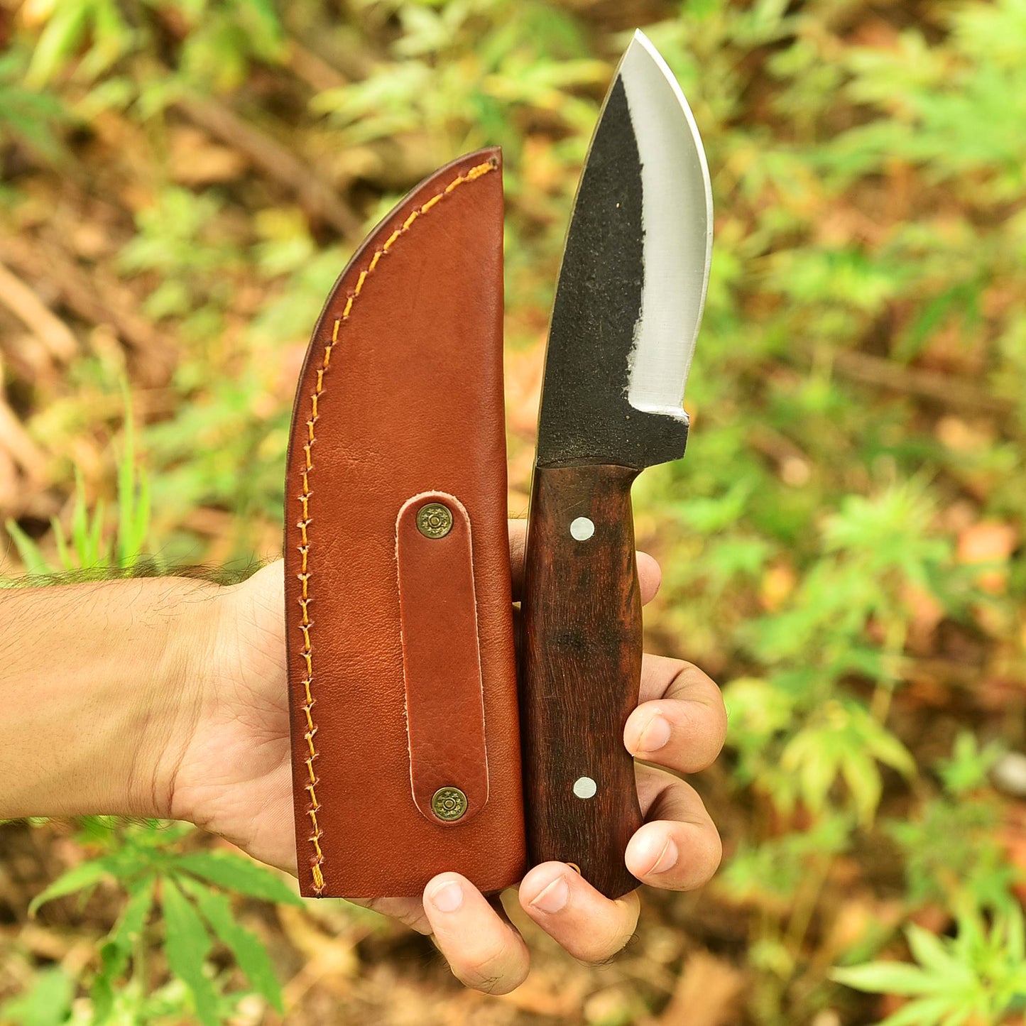 Bushcraft Knife, Hunting Knife, Sharp Blade, Comes with Damascus Leather